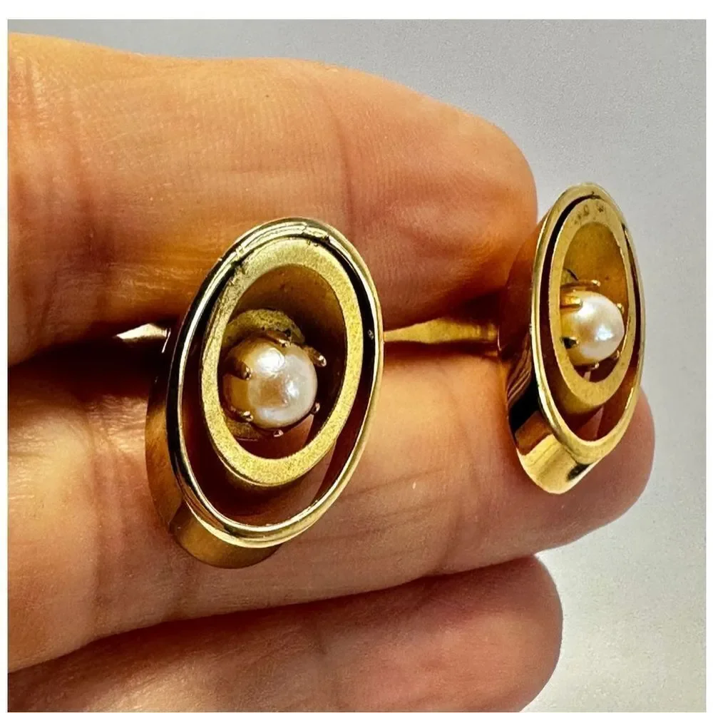 Gold tone vintage pearl cufflinks